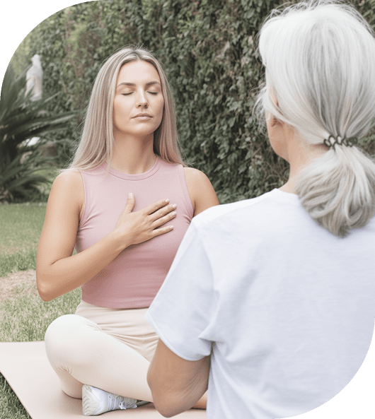 Praticien guidant une femme dans un exercice de méditation en plein air